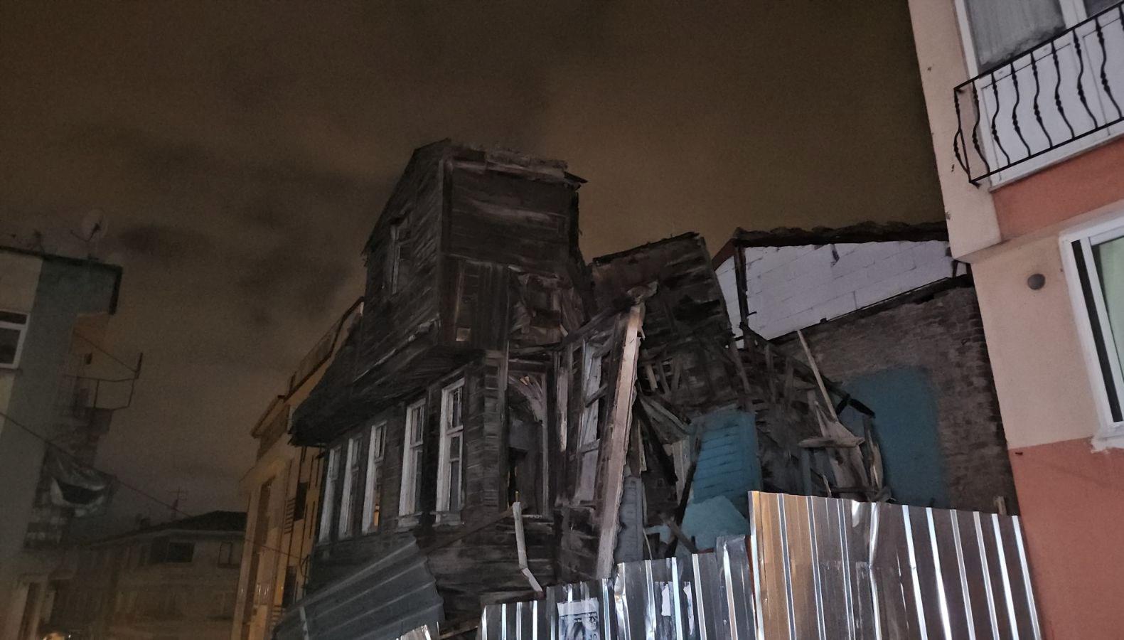 İstanbul'da fırtına: Çatılar uçtu, ağaçlar devrildi 71 istanbulda firtina catilar uctu agaclar devrildi