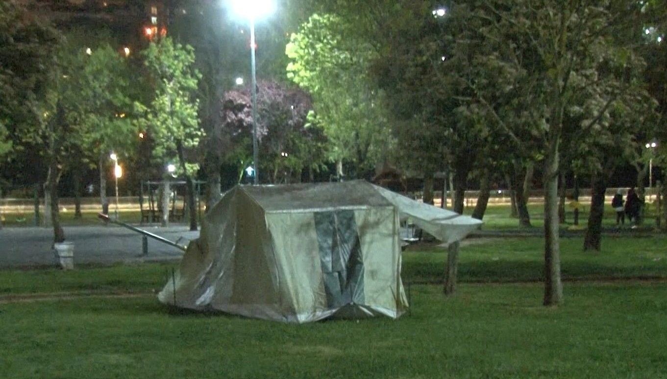 İstanbul’da kimi vatandaşlar çadırda kalmaya devam ediyor 71 istanbulda kimi vatandaslar cadirda kalmaya devam ediyor KlhcfOqv