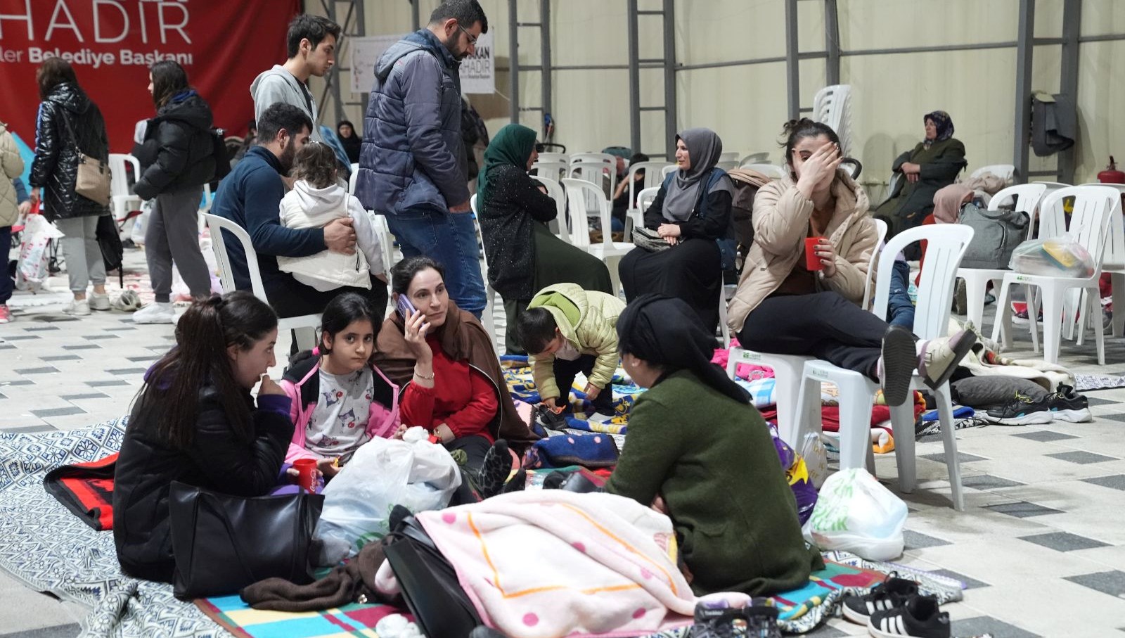 İstanbul'da kimi vatandaşlar geceyi dışarıda geçirdi 71 istanbulda kimi vatandaslar geceyi disarida gecirdi FZ3F6jkv