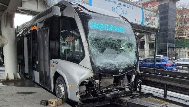 İstanbul'da metrobüsler çarpıştı: 21 yaralı 71 istanbulda metrobusler carpisti 21 yarali ydbq3hFT