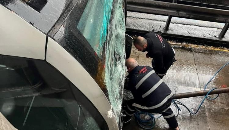 İstanbul'da metrobüsler çarpıştı 71 istanbulda metrobusler carpisti A1UEK1Ot