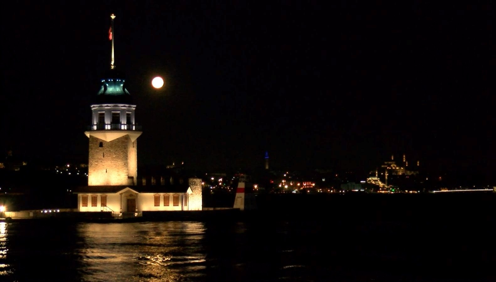 İstanbul'da pembe ay heyecanı: Görsel şölen oluşturdu 71 istanbulda pembe ay heyecani gorsel solen olusturdu v92G1T66