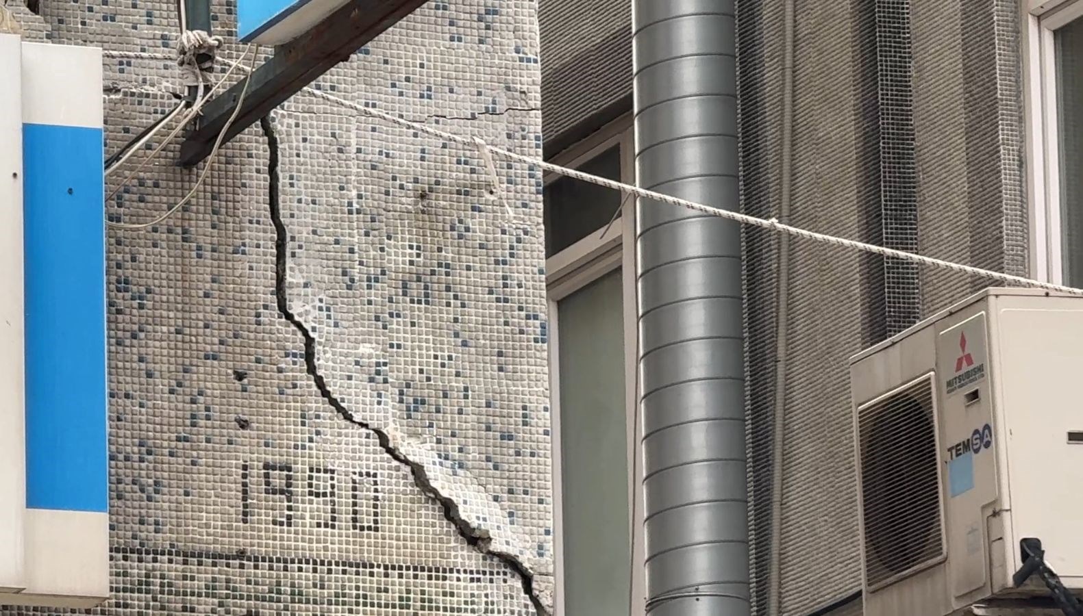 İstanbul'da sarsıntı: Avcılar'da sekiz katlı binada derin çatlaklar oluştu 71 istanbulda sarsinti avcilarda sekiz katli binada derin catlaklar olustu 1jd1IENh