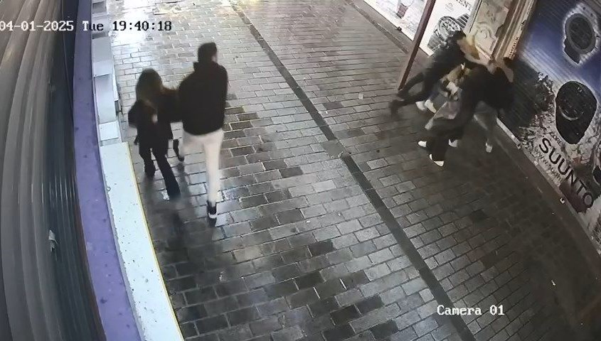 istanbulda sokak ortasinda bayana siddet bekci saldirgani vurdu 46JaCuWN