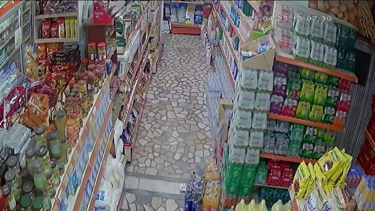 istanbuldaki 62lik deprem ani guvenlik kameralarinda YbVEgAbY