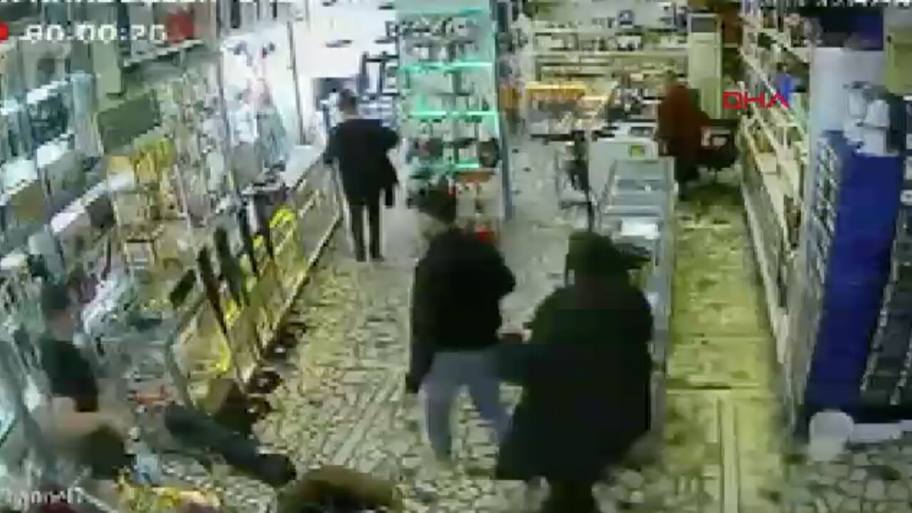 İstanbul'daki 6,2'lik depremde işyerlerinden panikle çıkış anları 71 istanbuldaki 62lik depremde isyerlerinden panikle cikis anlari Fc8NK7X4