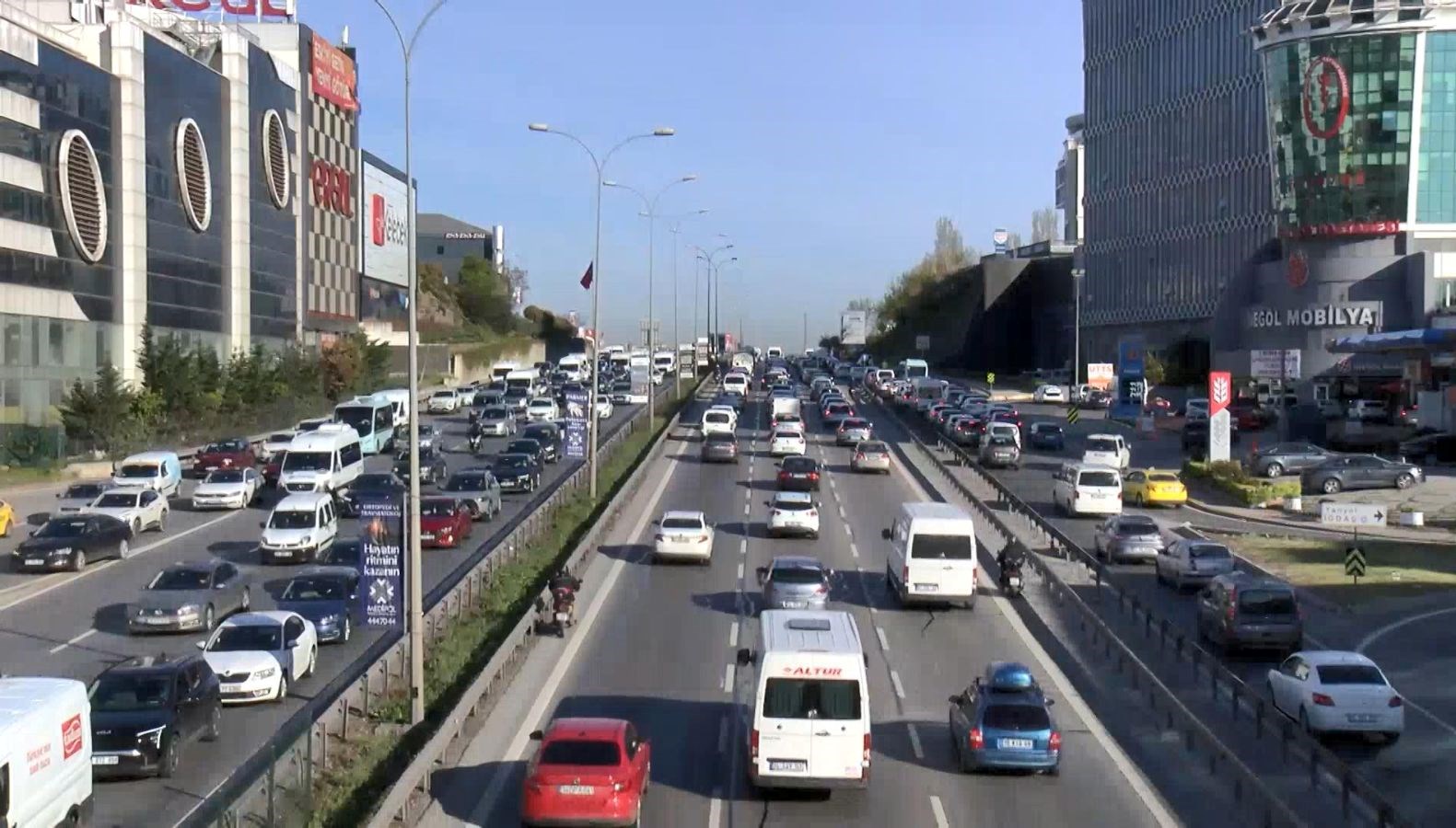 istanbullu yeni haftaya trafikte basladi araclar adim adim ilerledi sdzBshJm