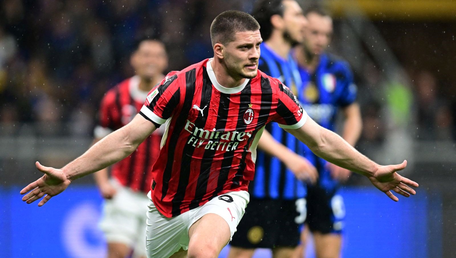 italya kupasinda sok milan interi dagitti
