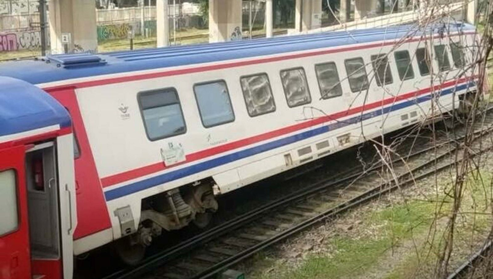 izmirde bakimdan donen treninin vagonu raydan cikti GvcSBSSK