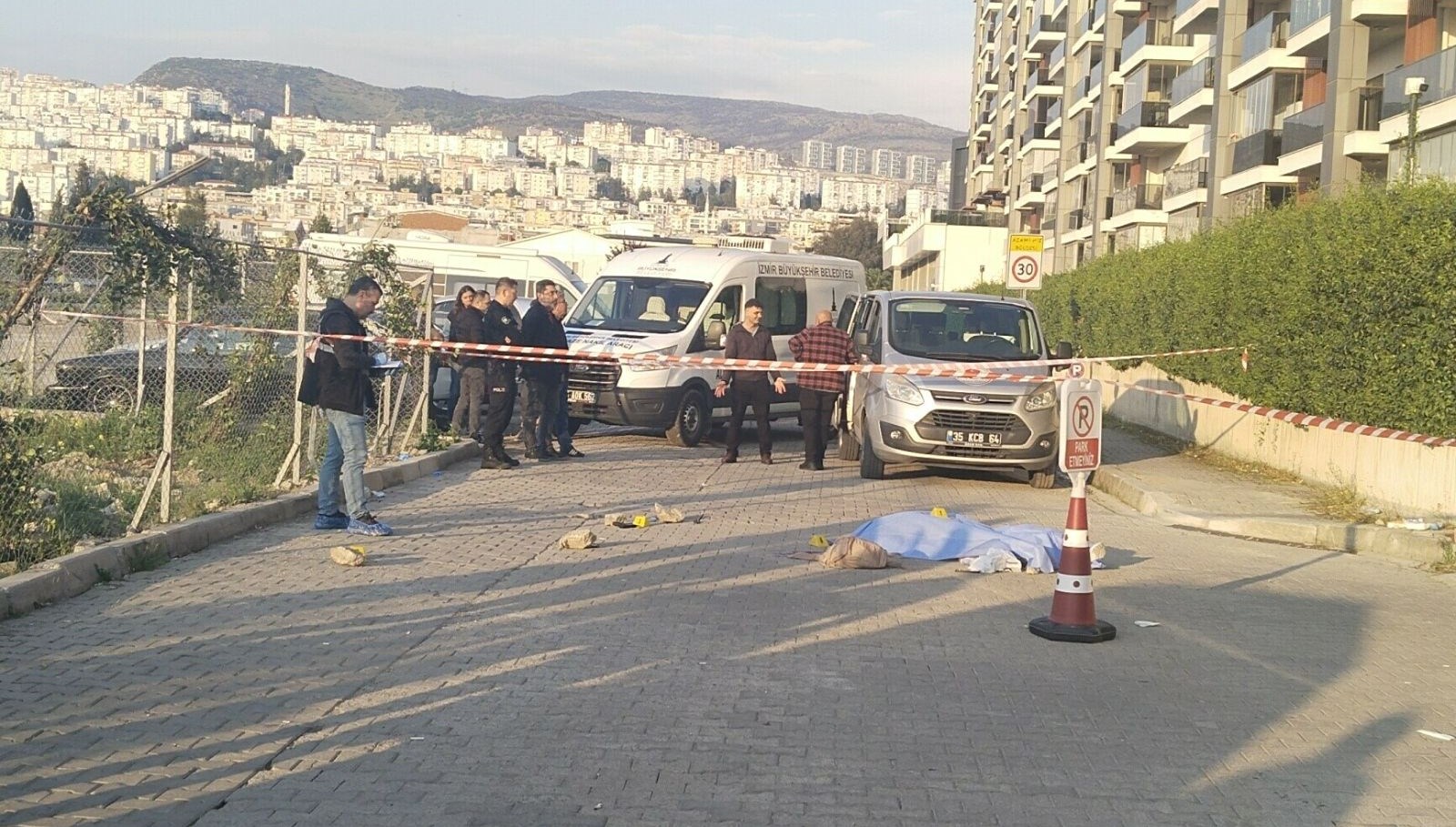 İzmir'de Kanlı Hesaplaşma: Eski Nişanlısını ve Annesini Öldürüp Yaşamına Son Verdi 71 izmirde bayan cinayeti eski nisanlisi ile annesini vurup intihar etti Lk33i9AD