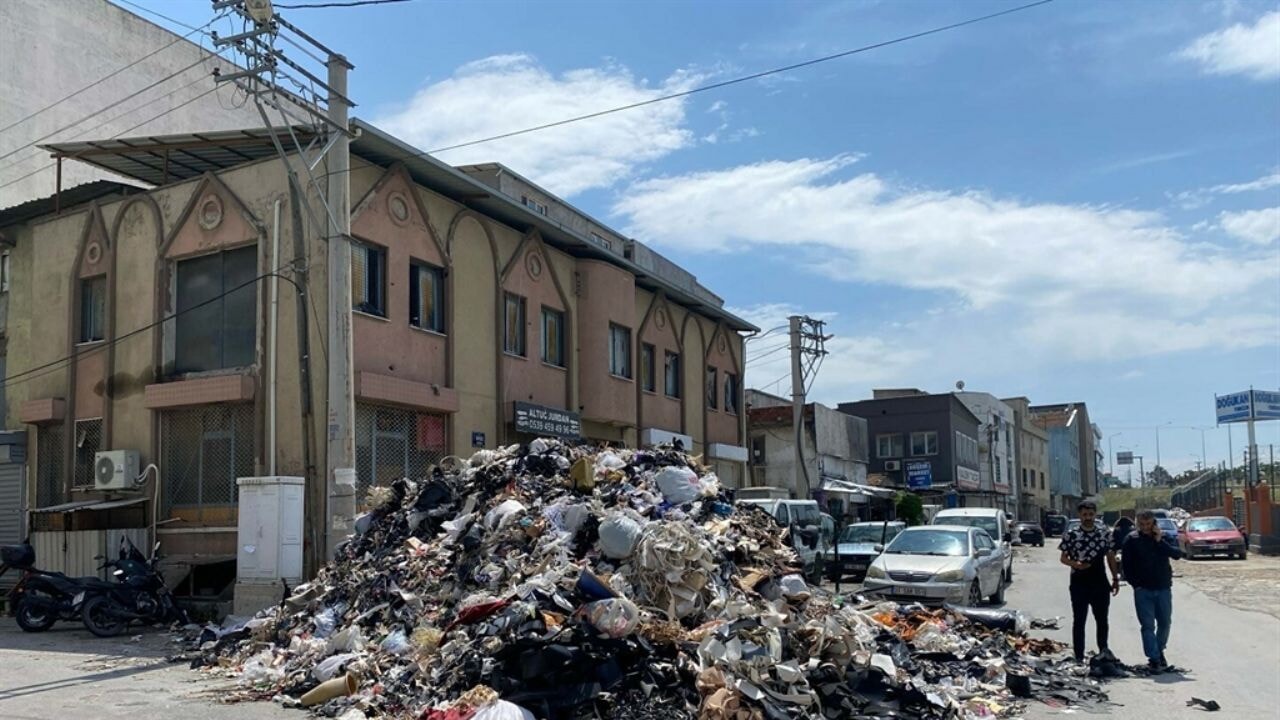 izmirde dag gibi cop yiginlari buyuk yangin tehlikesi DURA62iC