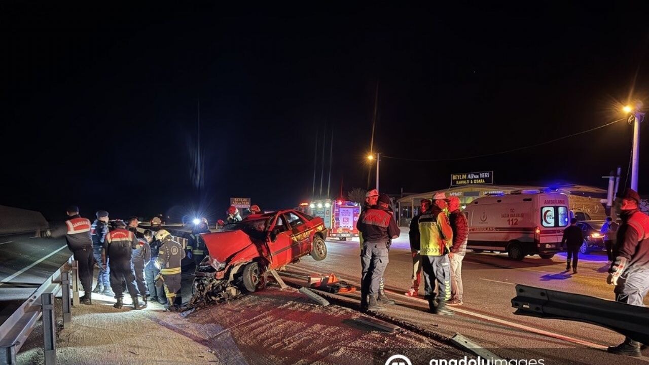 izmitte feci kaza d 605 yolunda otomobil bariyere saplandi eTXwnXHD