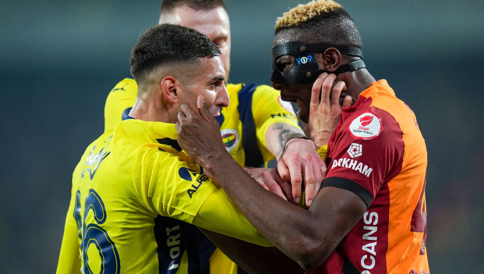 kadikoyde olayli derbi galatasaray fenerbahceyi eledi saha karisti 4 kirmizi kart cikti uSaX34SR