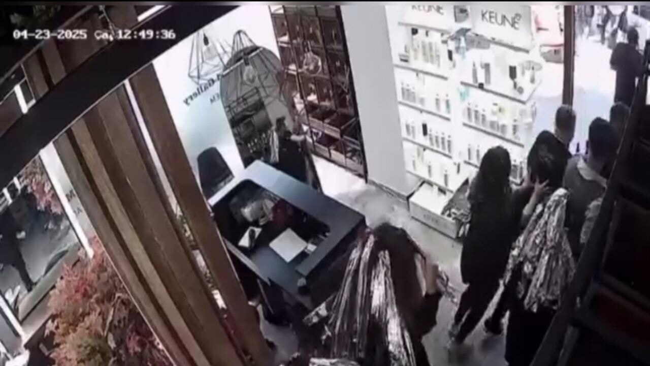 kadinlarin kuaforde depreme yakalandigi an yerden vurdu ReavA3Nl