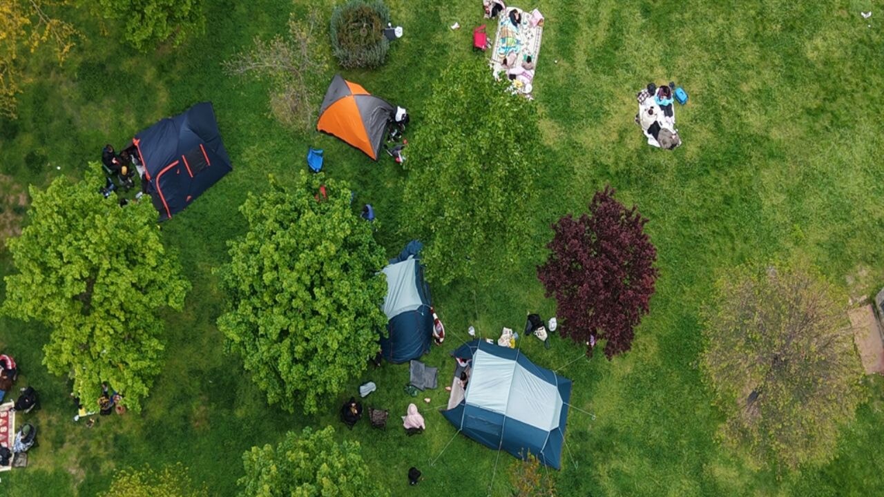 Kağıthane Hasbahçe mesire alanında çadır kurdular 71 kagithane hasbahce mesire alaninda cadir kurdular 9ArXll34