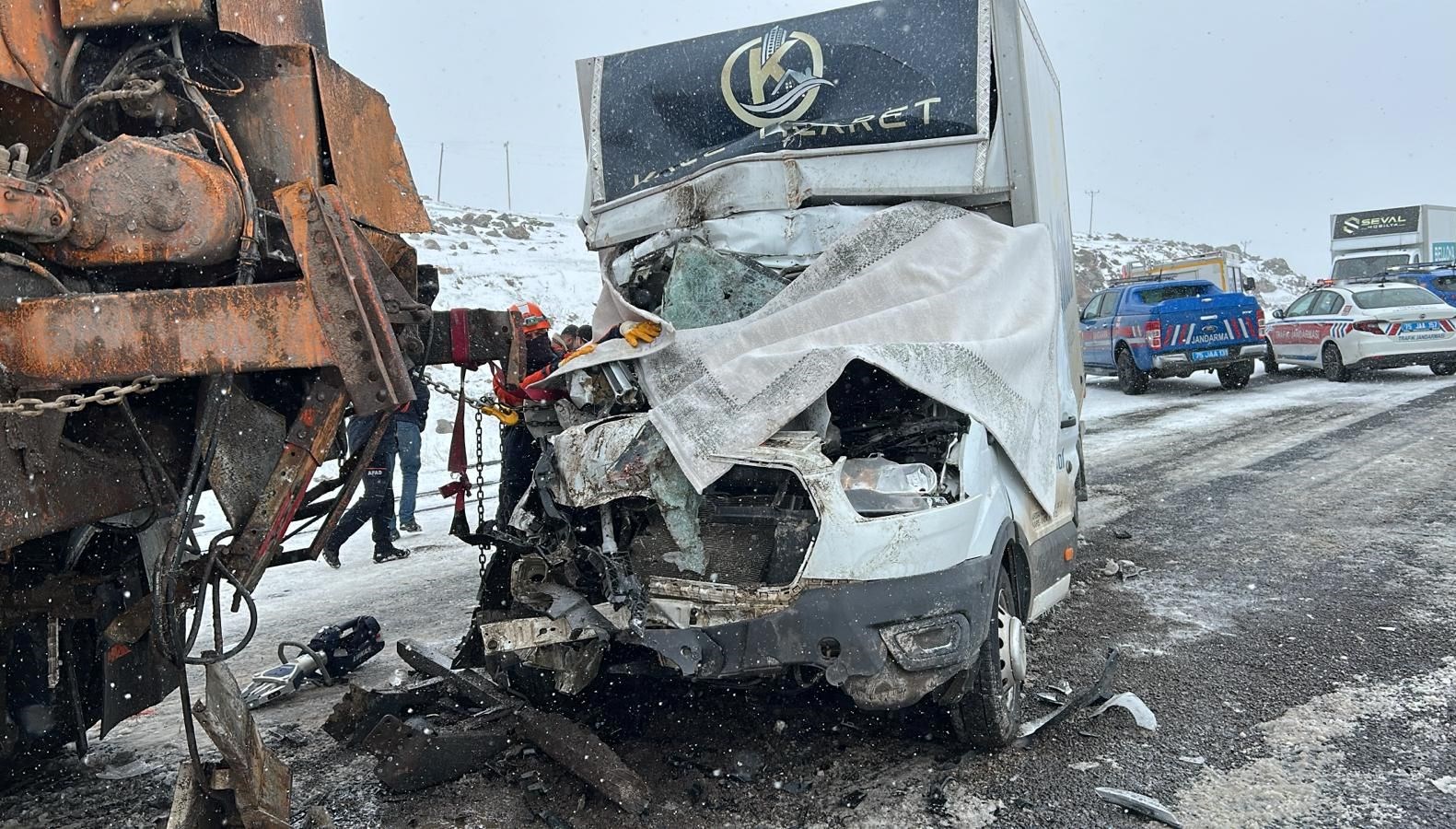 Kamyonet kar küreme aracına çarptı: 1 meyyit, 2 yaralı 71 kamyonet kar kureme aracina carpti 1 meyyit 2 yarali 7yyzScW6