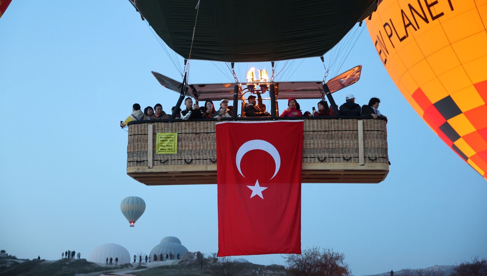 kapadokyada balonlar 23 nisan icin turk bayraklariyla havalandi cFZWgKDX