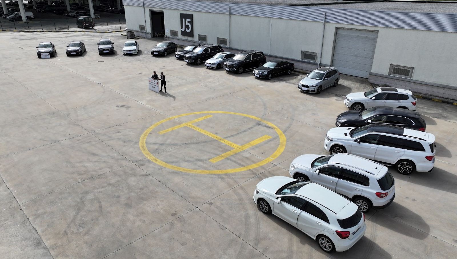 kapikulede yuz milyonlarca lira bedelinde onlarca luks araca el koyuldu 6mNNqMWa