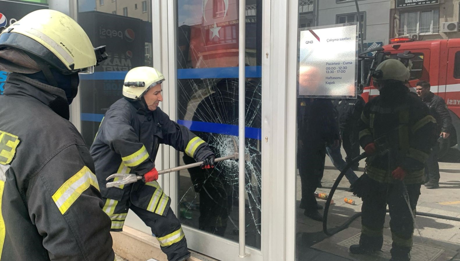 karamanda banka subesinde yangin panigi LcHEVu1y