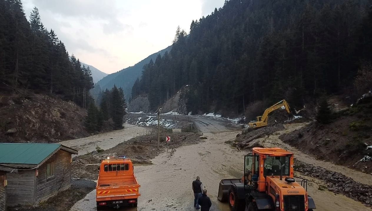 Eriyen Karlar Alabalık Tesisinin Sonu Mu Oldu? 71 karlar eriyince alabalik tesisini su basti clqJWeMh