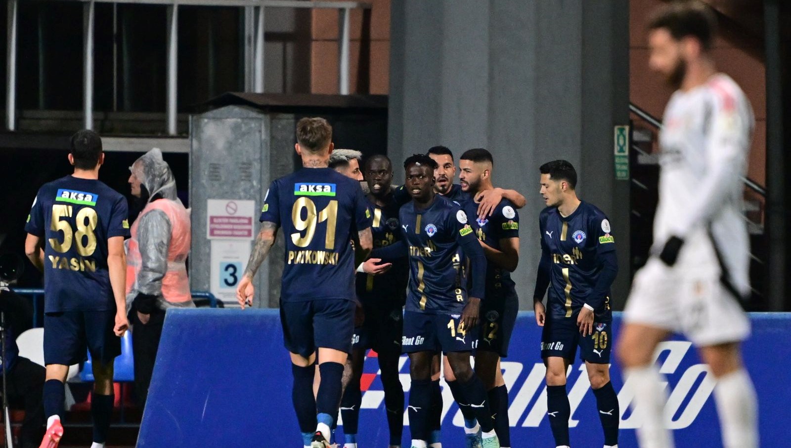 kartal dusuk irtifada 8 nisan 2025 spor mansetleri jQbEWsHS