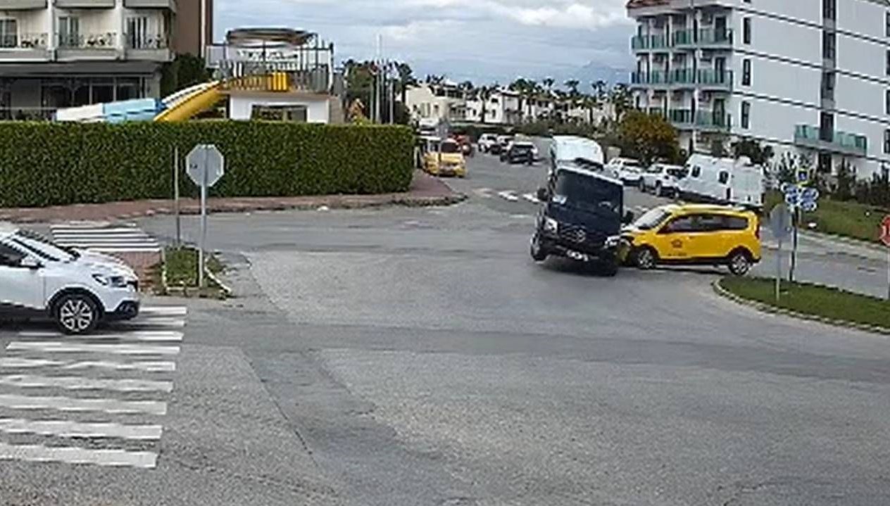 Kavşakta Korkunç Çarpışma: Minibüs ve Taksi Kesişme Noktasında Can Aldı 71 kavsakta feci kaza minibus ile ticari taksi carpisti iQ2um9Mb