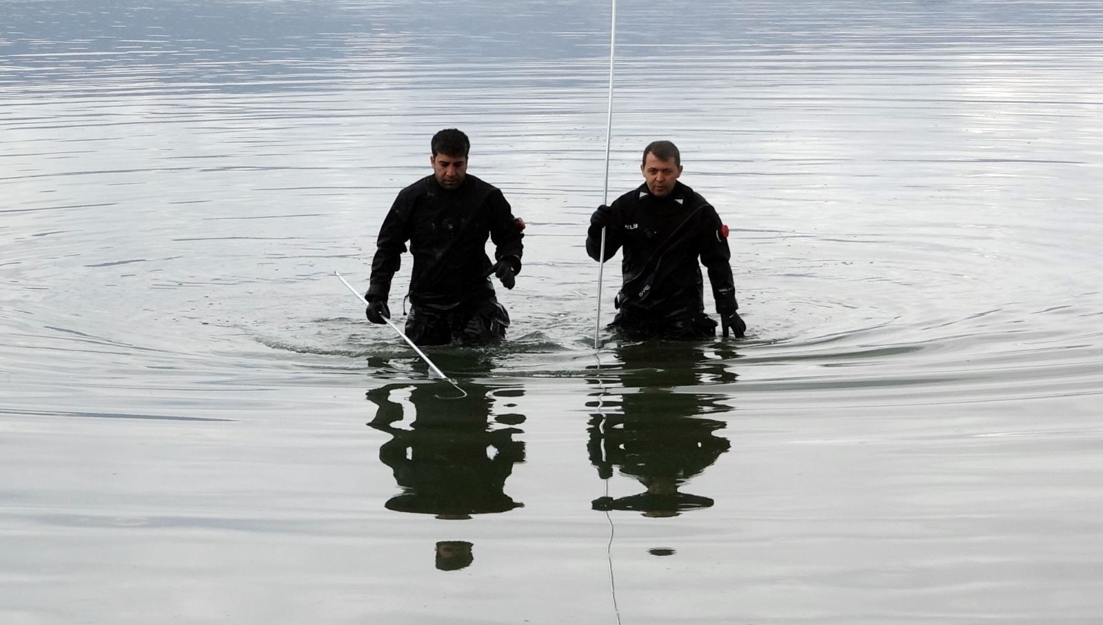 Kayıp Adam İçin Göl Arama Çalışmaları Başladı 71 kayip adami bulmak icin golde calisma baslatildi vr3JcSpM