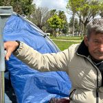 kaza gecirdi bacagi sakatlaninca isinden oldu parkta cadirda yasiyor DvVIRSdn