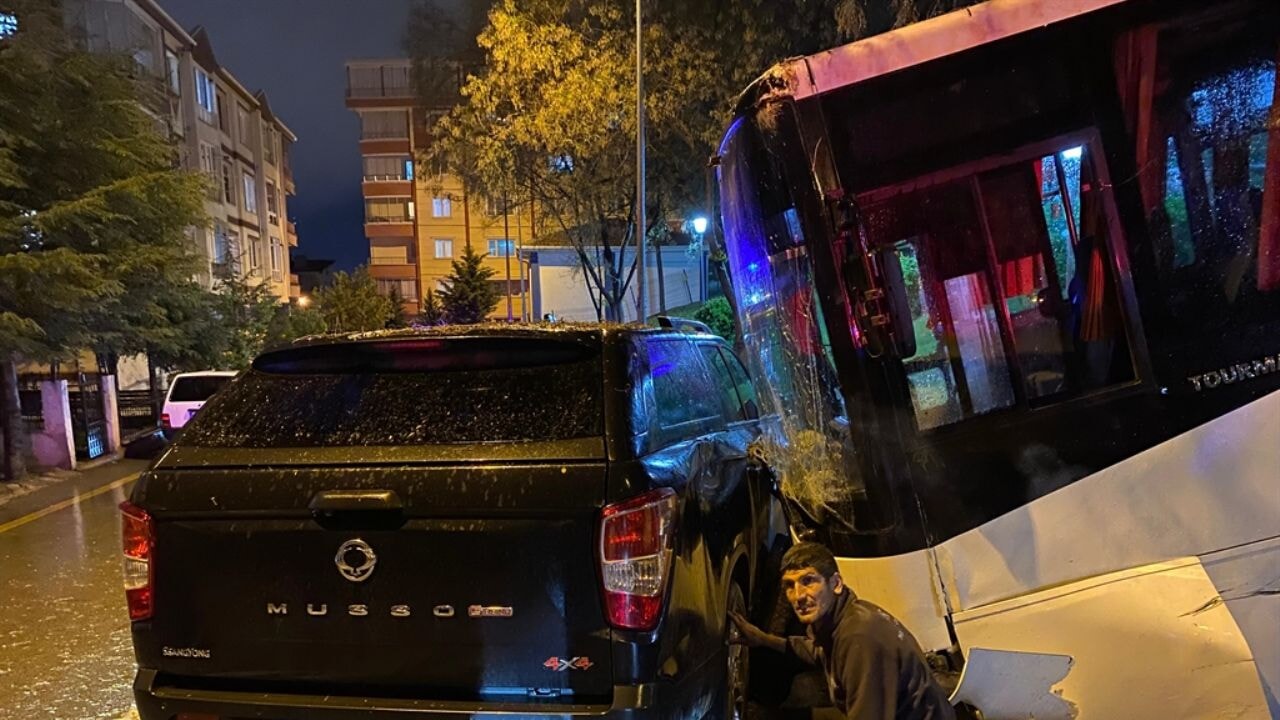 kendiliginden hareket eden otobus araclara carpti a4LMVk1W