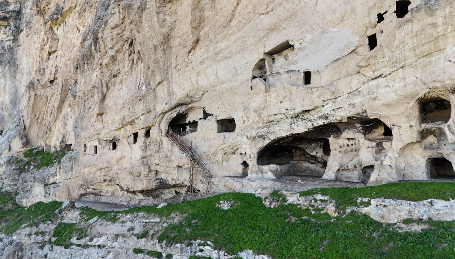 kimi in deligi diyor kimi dervis hucresi urartu magaralari definecilerin gayesinde RIe3DNHA