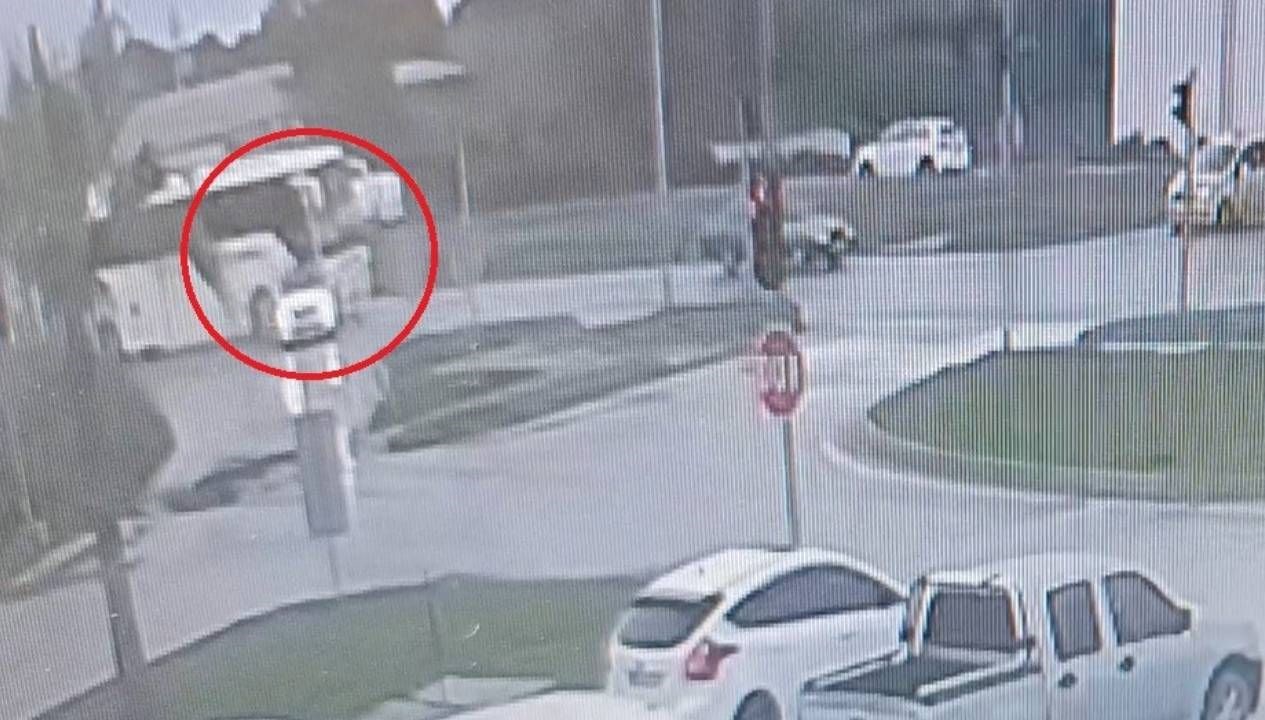 Kırmızı Işıkta Beklerken Otobüsün Altında Kalmak 71 kirmizi isikta durdu yolcu otobusu carpti dXemW6Ph