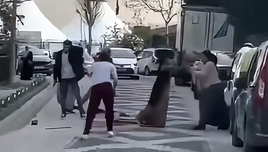 Mahallede Kavga Sesleri Yükseldi: Komşular Arasında Söz Düellosu Fiziksel Mücadeleye Dönüştü 71 komsular sokak ortasinda birbirine girdi chIaVuHj
