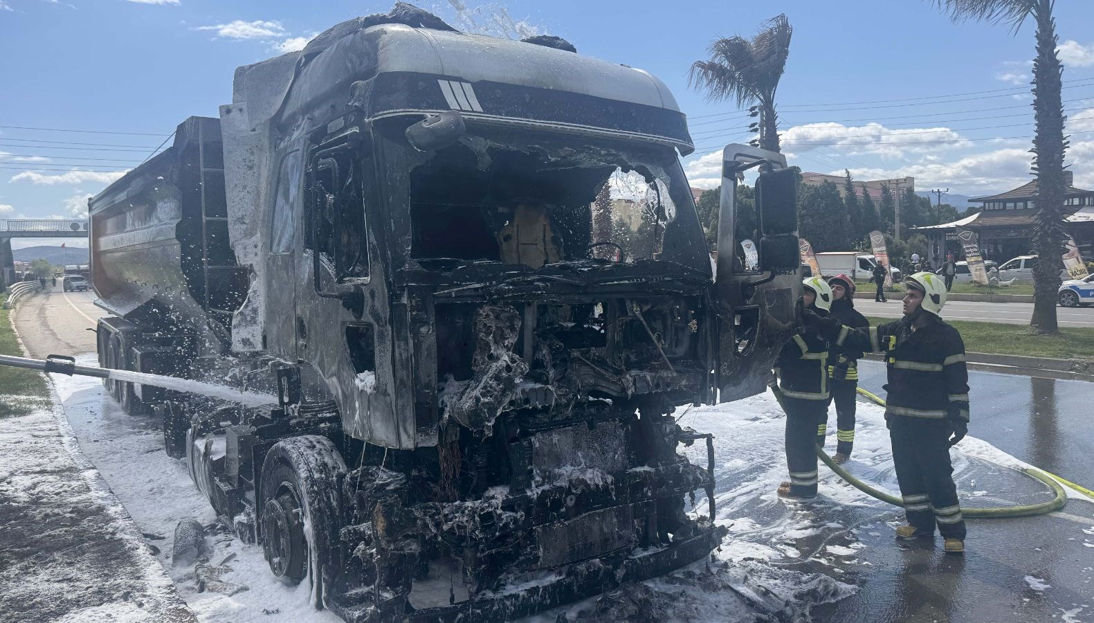 kum yuklu tir alev alev yandi 2TKmtkBB