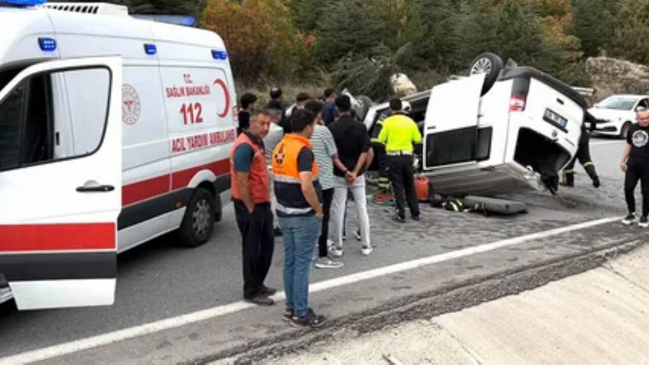 Kütahya-Afyon yolunda trafik faciası 71 kutahya afyon yolunda trafik faciasi