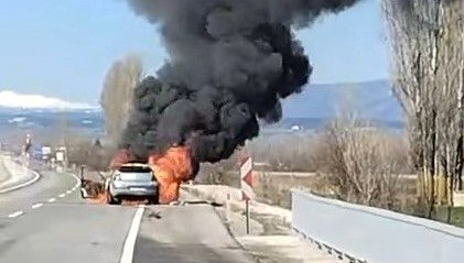 kutahyada seyir halindeki araba alev alev yandi qjuvFeqL