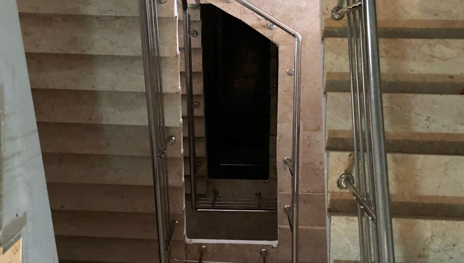 Apartman Boşluğunda Gençlik Kaybı: 30 Metrelik Düşüşün Ardındaki Acı Gerçek 71 lise ogrencisinin feci sonu 30 metreden apartman bosluguna dustu e4NaIHED