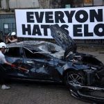 londrada sanat projesi muska ofkelerini tesla araci parcalayarak cikardilar ZsgnMhdS