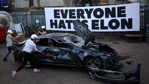 Londra'da sanat projesi: Musk'a öfkelerini Tesla aracı parçalayarak çıkardılar 71 londrada sanat projesi muska ofkelerini tesla araci parcalayarak cikardilar ZsgnMhdS