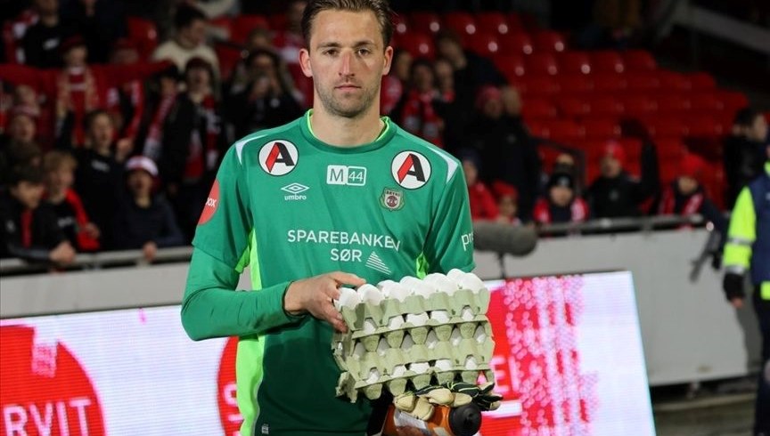 Maçın Yıldızına Sürpriz Yumurta Ödülü 71 macin oyuncusu secilen kaleciye yumurta hediyeedildi Fd9fbDIu