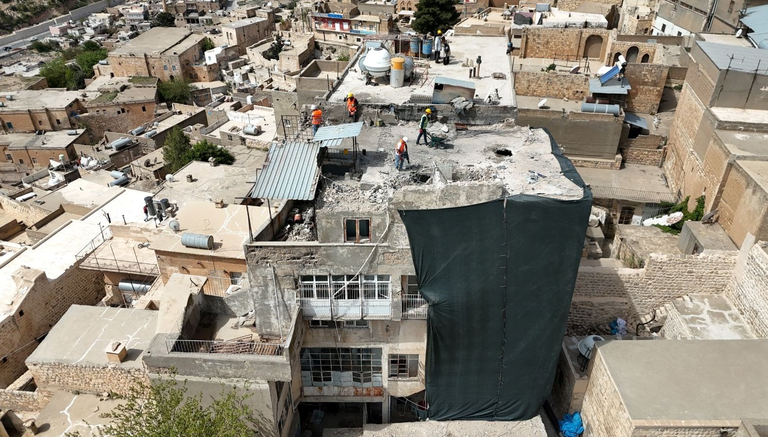 mardinde tarihi dokuyu bozan binalar yikiliyor G83WsTMO