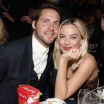 margot robbie esi ve bebegiyle sahil yuruyusunde goruntulendi QpihJkWG