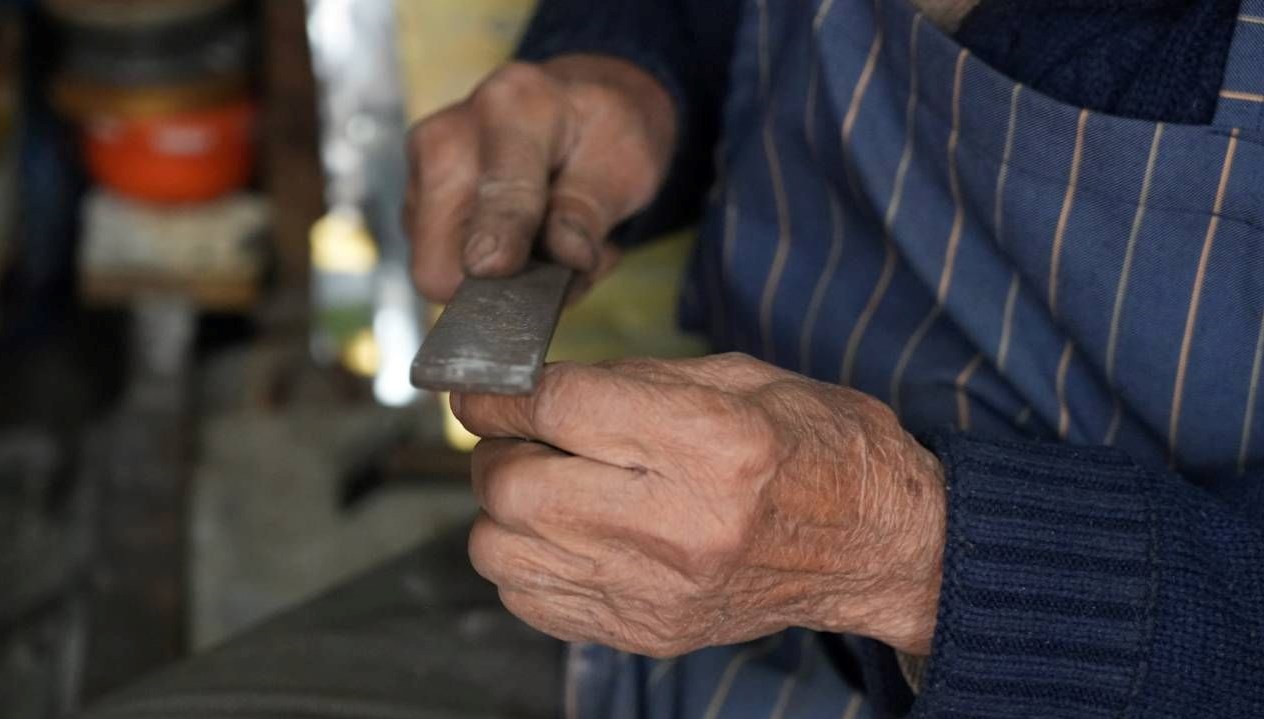 meslegin son teneke ustalarindan eserlerini bircok ulkeye satiyor H1KSqnyz