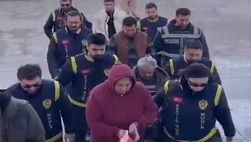 Çikolata Poşeti, Kimsesiz Bebek ve Yedi Yıl Sonra Ortaya Çıkan Korkunç Sır 71 meyyit bulunan bir bebek bir cikolata poseti ve 7 yil sonra ortaya cikan dehsetli GHan29Da