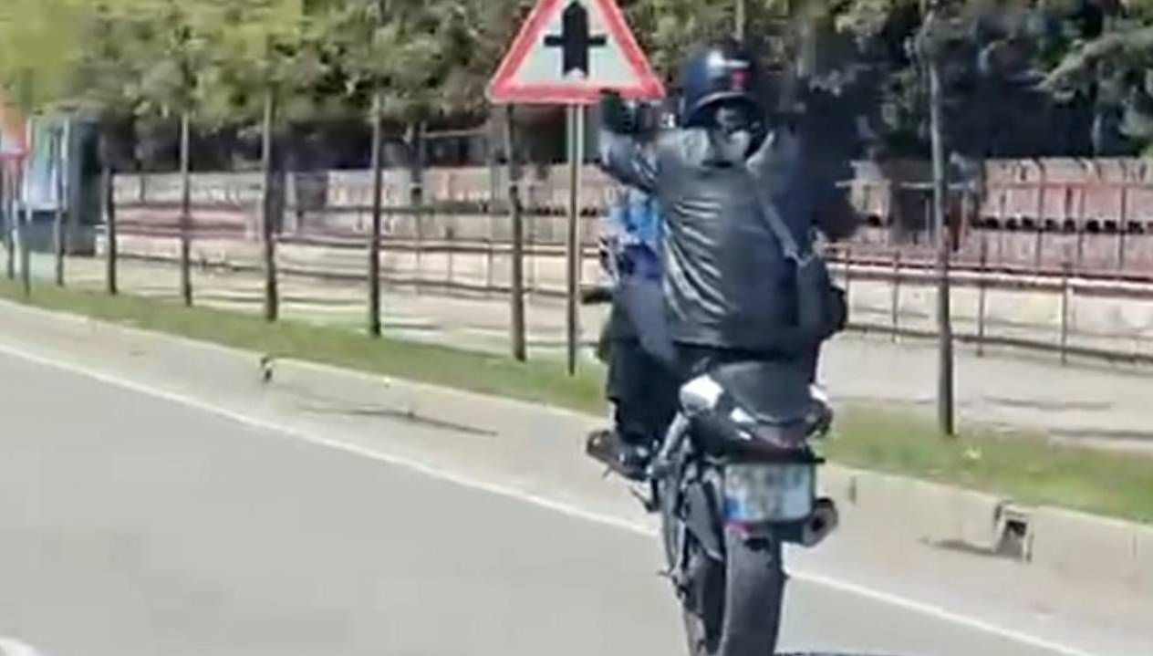 motosiklet ile trafikte gosteri yapan sofore ceza yagdi 66n9YvZb
