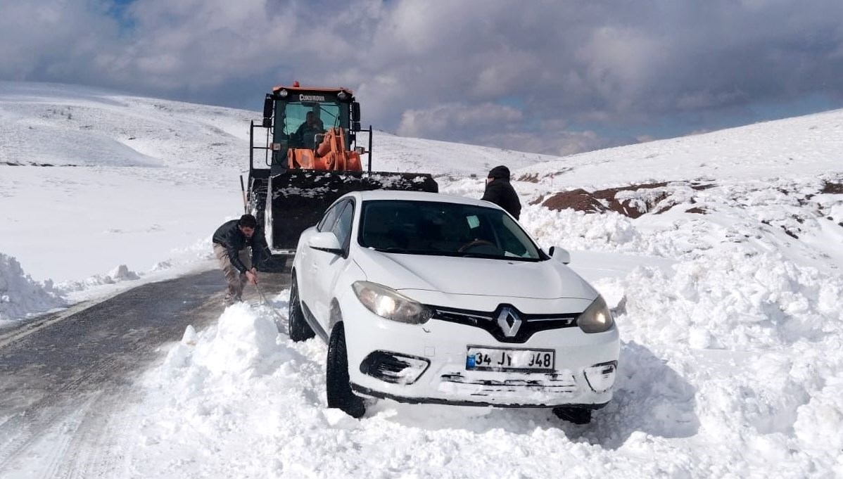 Muş'ta kar yolları kesti: Mahsur kalan 60 kişi kurtarıldı 71 musta kar yollari kesti mahsur kalan 60 kisikurtarildi 5OceH5vG