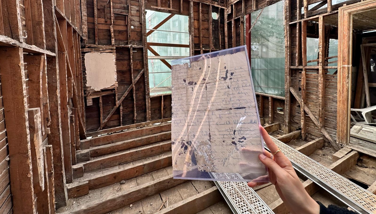 Duvara Gizlenmiş Aşk: Müzede 61 Yıllık Sır Ortaya Çıktı 71 muze onariminda duvara gizlenmis 61 yillik ask mektubu bulundu TUHTLCrq