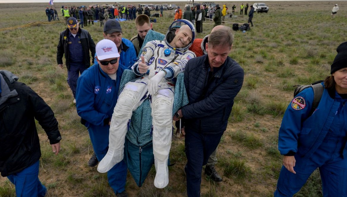 nasanin en yasli astronotu uzayda 220 gun 70 yasindaki birine ne yapar AkdKrCrV