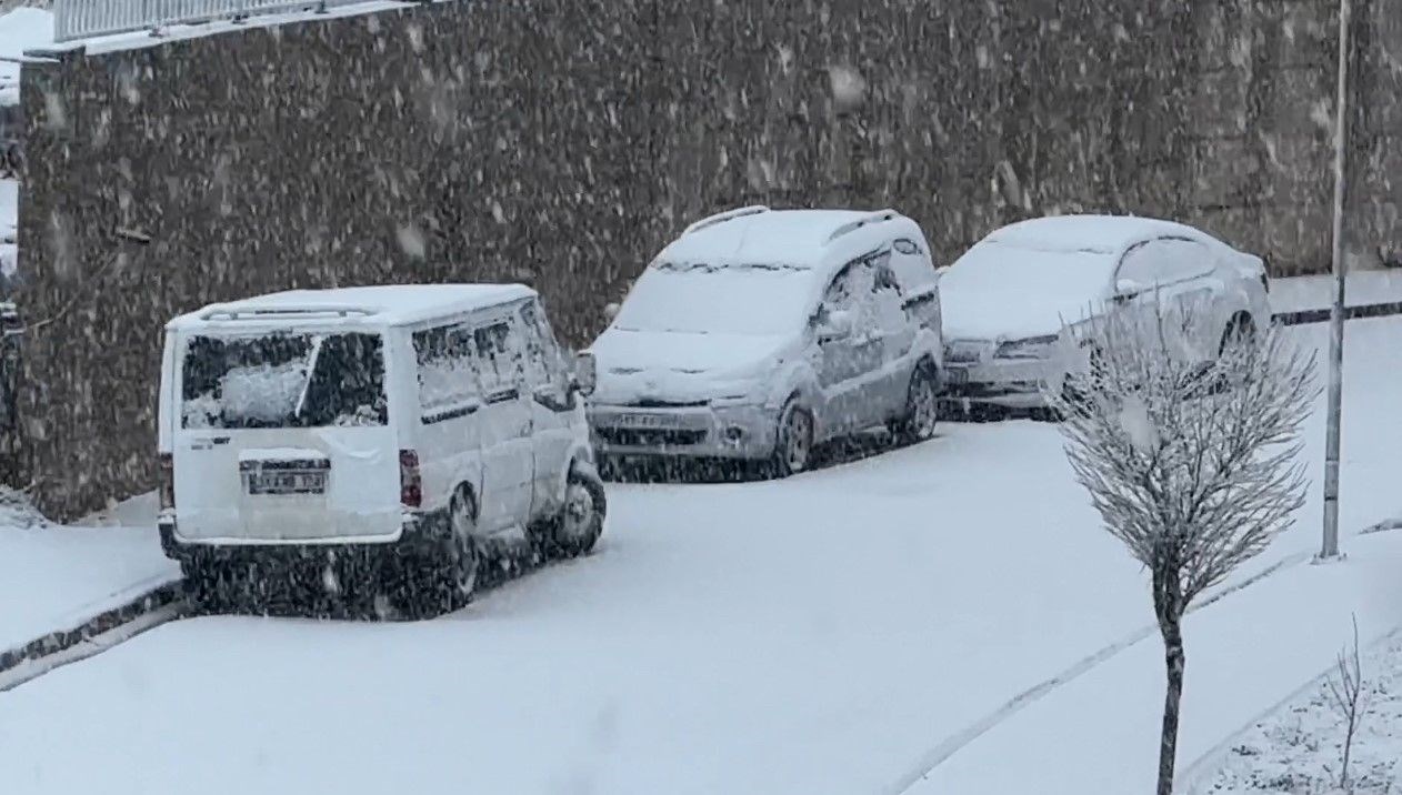 Nisan ayında lapa lapa yağdı: Ağır kar yağışı bir ili beyaza bürüdü 71 nisan ayinda lapa lapa yagdi agir kar yagisi bir ili beyaza burudu pMji6riR