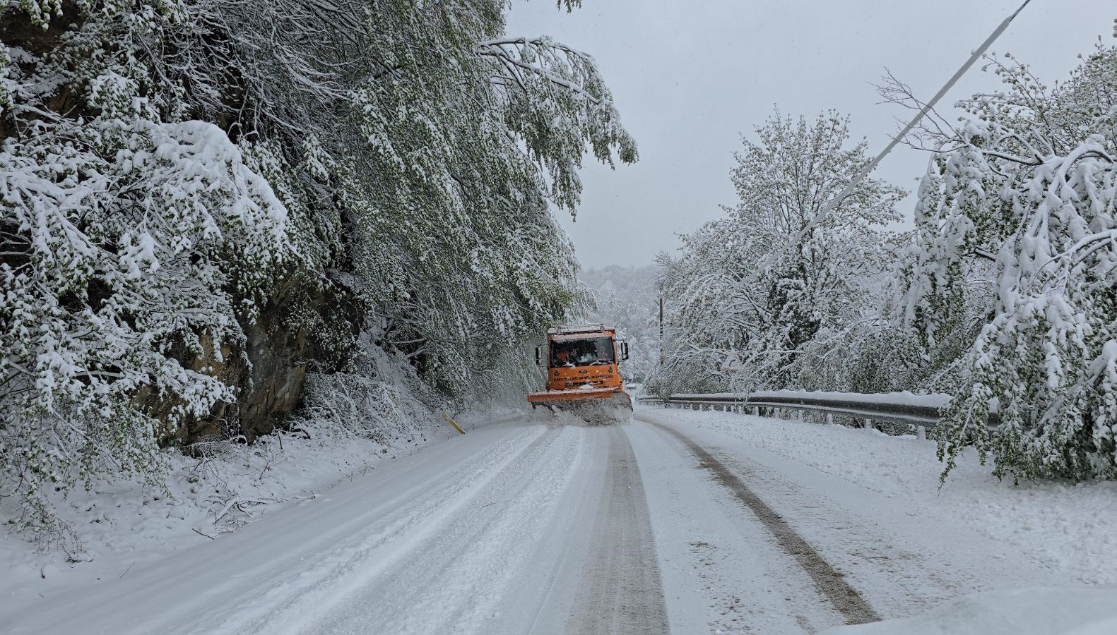 nisan yagmurlari yerini kar yagisina birakti KBUn5TBy