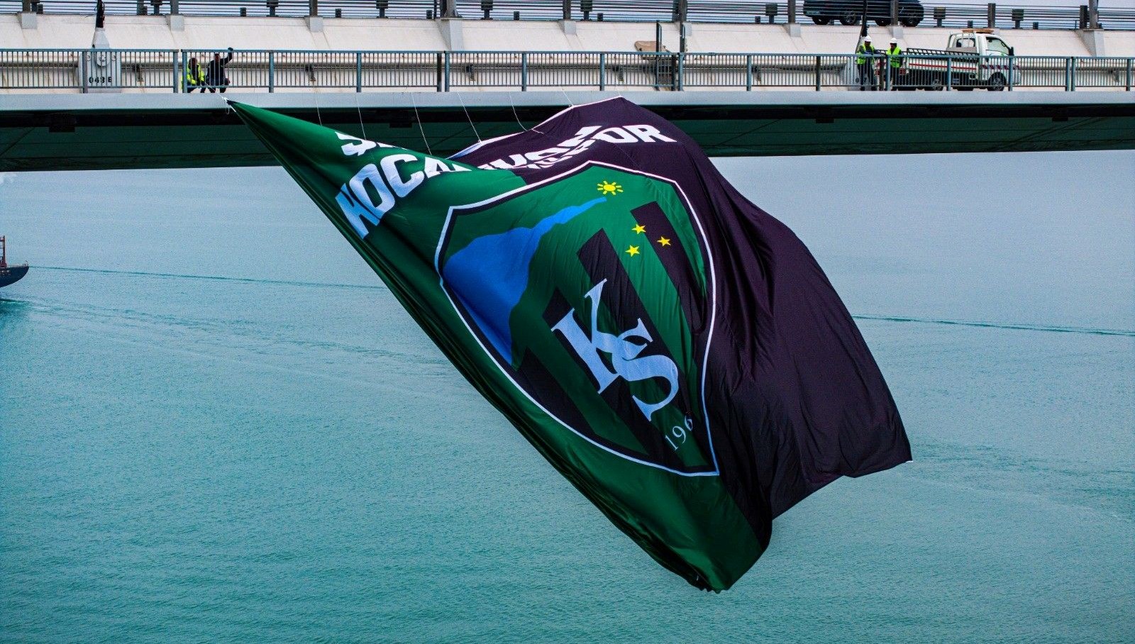 Osmangazi Köprüsü'ne Kocaelispor bayrağı asıldı 71 osmangazi koprusune kocaelispor bayragi asildi U7mU7WUa